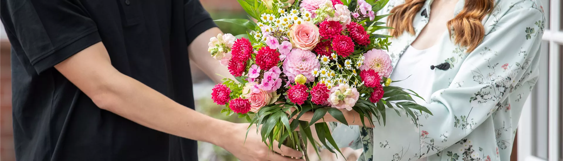 Lieferservice - Lieferant übergibt Blumenstrauß